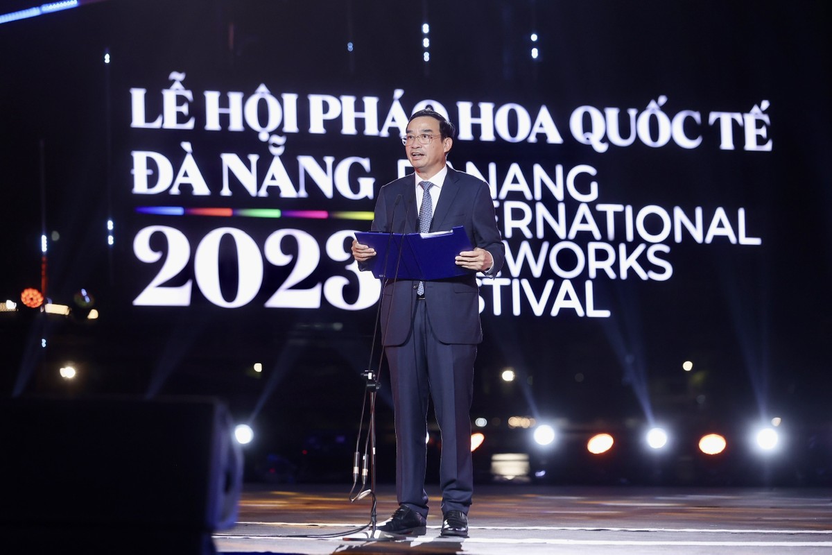 Ông Lê Trung Chinh phát biểu công bố khai mạc lễ hội pháo hoa quốc tế năm nay. Ông Lê Trung Chinh phát biểu công bố khai mạc lễ hội pháo hoa quốc tế năm nay.