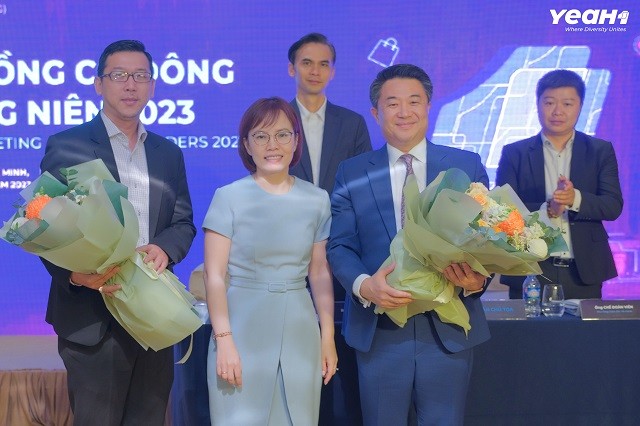 Thành viên HĐQT mới của Tập đoàn Yeah1 là ông Kim Min Soo (bên phải). Ông Vương Hồ Trí Dũng (trái) là thành viên BKS mới. Thành viên HĐQT mới của Tập đoàn Yeah1 là ông Kim Min Soo (bên phải). Ông Vương Hồ Trí Dũng (trái) là thành viên BKS mới.