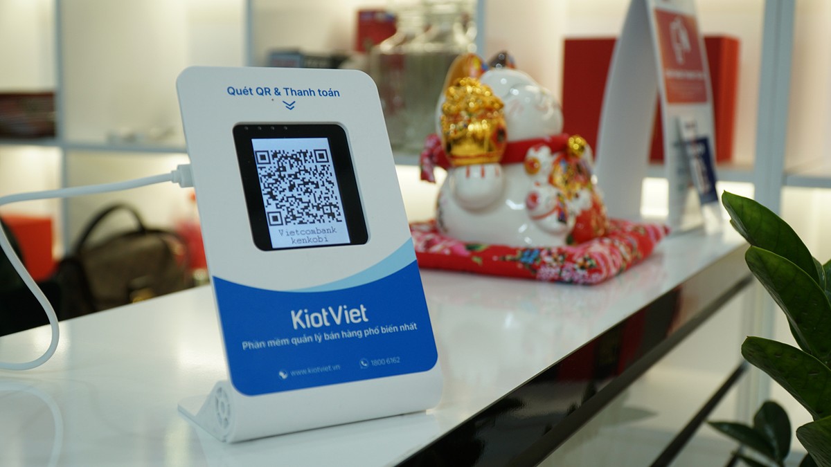 Khách hàng quét mã VietQR có gắn số tiền thanh toán trên hóa đơn khi mua hàng Khách hàng quét mã VietQR có gắn số tiền thanh toán trên hóa đơn khi mua hàng