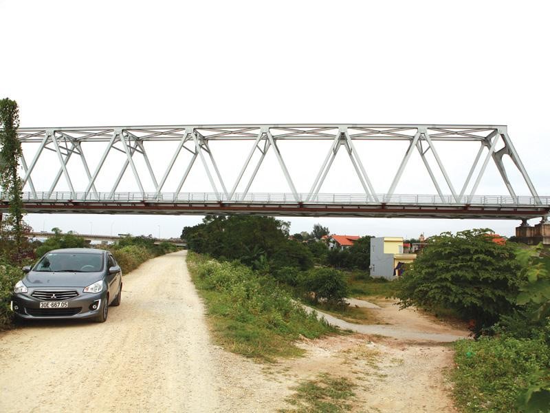 Một đoạn đường sắt Yên Viên - Phả Lại - Hạ Long - Cái Lân thi công dang dở.