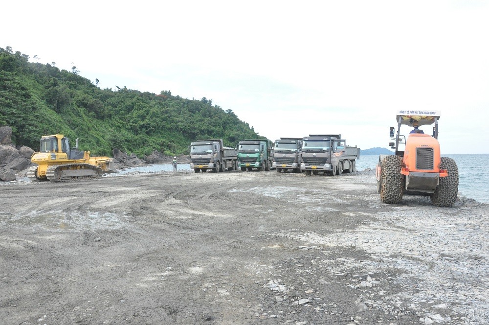 Tuyến đường giao thông kết nối tại dự án Bến cảng Liên Chiểu đang dần hình thành.