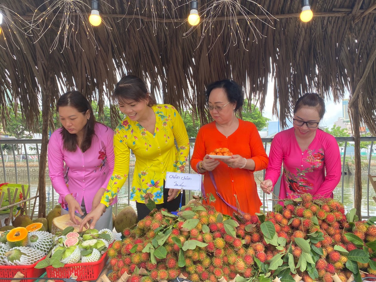 Theo ban tổ chức, tuần lễ năm nay có hơn 200 gian hàng, với nhiều loại trái cây, như: Sầu riêng, măng cụt, mít, dừa thơm, bưởi da xanh, nhãn xuồng, xoài cát Hòa Lộc, xoài cát chu (các tỉnh miền Tây và miền Đông Nam Bộ); hạt é, sâm, rong biển, nho (Ninh Thuận), mật ong rừng, thanh long (Bình Thuận), vải thiều (Bắc Giang)… Theo ban tổ chức, tuần lễ năm nay có hơn 200 gian hàng, với nhiều loại trái cây, như: Sầu riêng, măng cụt, mít, dừa thơm, bưởi da xanh, nhãn xuồng, xoài cát Hòa Lộc, xoài cát chu (các tỉnh miền Tây và miền Đông Nam Bộ); hạt é, sâm, rong biển, nho (Ninh Thuận), mật ong rừng, thanh long (Bình Thuận), vải thiều (Bắc Giang)…