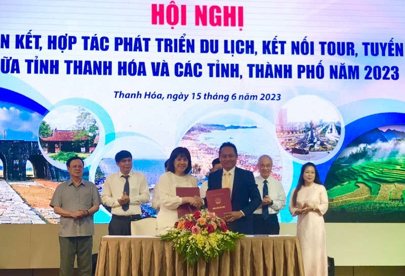 Đại diện Trung tâm Xúc tiến Đầu tư, Thương mại và Du lịch 2 địa phương Thanh Hóa và Hà Nội ký kết biên bản hợp tác.