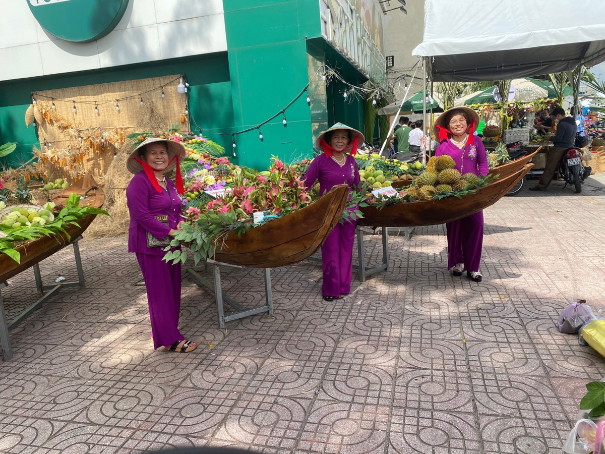 Bà Lê Thị Sinh, quận 5, TP.HCM chia sẻ: “Không gian ở đây được tái hiện như một miền quê thông qua những hình ảnh nón lá, chiếc áo bà ba, những loại trái cây trang trí bắt mắt. Do vậy, tôi cùng các chị em đến mua sắm các loại nông sản ủng hộ bà con, tham quan gian hàng truyền thống vì ở TP.HCM hiếm có dịp để trải nghiệm.” Bà Lê Thị Sinh, quận 5, TP.HCM chia sẻ: “Không gian ở đây được tái hiện như một miền quê thông qua những hình ảnh nón lá, chiếc áo bà ba, những loại trái cây trang trí bắt mắt. Do vậy, tôi cùng các chị em đến mua sắm các loại nông sản ủng hộ bà con, tham quan gian hàng truyền thống vì ở TP.HCM hiếm có dịp để trải nghiệm.”