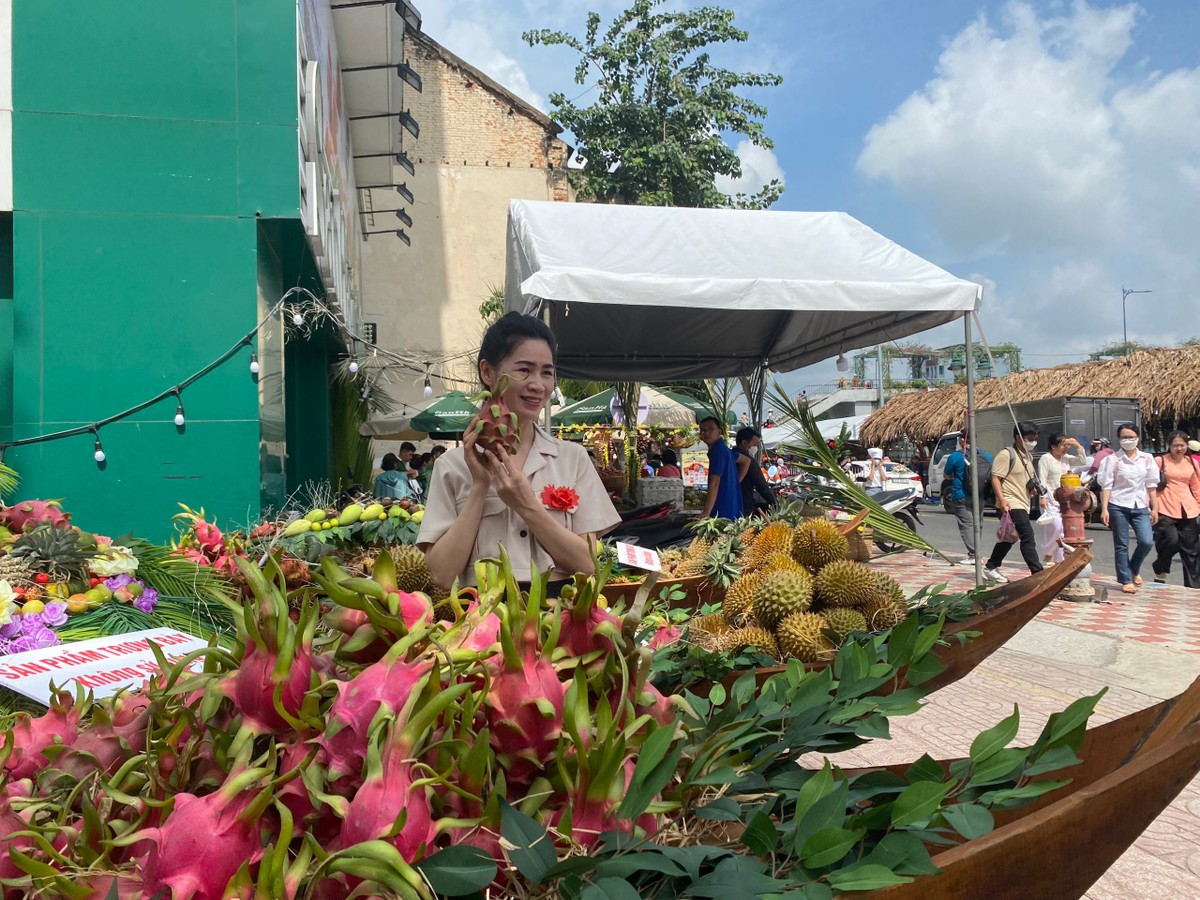 Tuần lễ trái cây “Trên bến dưới thuyền” quận 8 năm 2023 được tổ chức trên tuyến đường Bến Bình Đông, phường 13, quận 8 từ ngày 17 - 22/6. Ở lần tổ chức đầu tiên vào năm 2022, tuần lễ trái cây đã thu hút được 3,1 triệu lượt khách đến tham quan, mua sắm. Tuần lễ trái cây “Trên bến dưới thuyền” quận 8 năm 2023 được tổ chức trên tuyến đường Bến Bình Đông, phường 13, quận 8 từ ngày 17 - 22/6. Ở lần tổ chức đầu tiên vào năm 2022, tuần lễ trái cây đã thu hút được 3,1 triệu lượt khách đến tham quan, mua sắm.