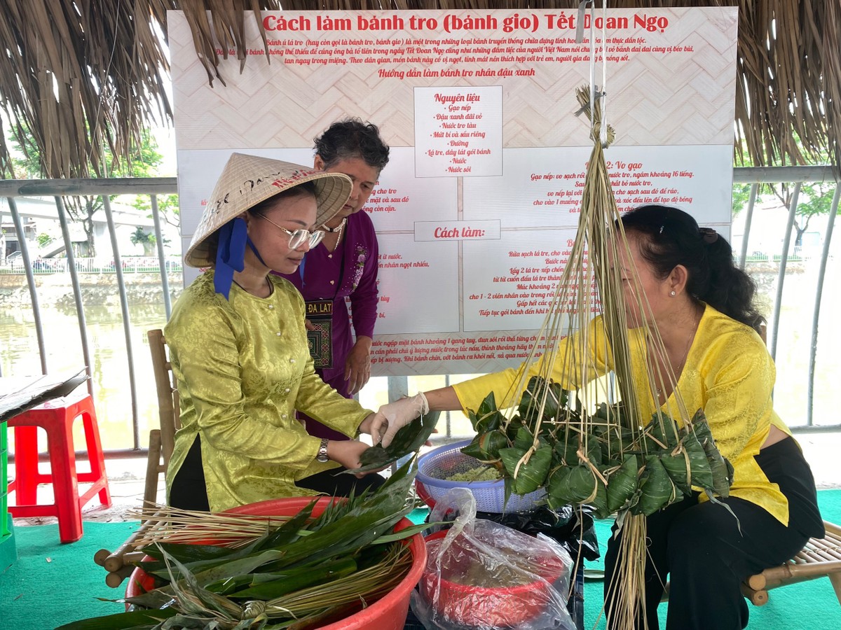 Khách du lịch có cơ hội trải nghiệm gói bánh ú lá tre. Khách du lịch có cơ hội trải nghiệm gói bánh ú lá tre.