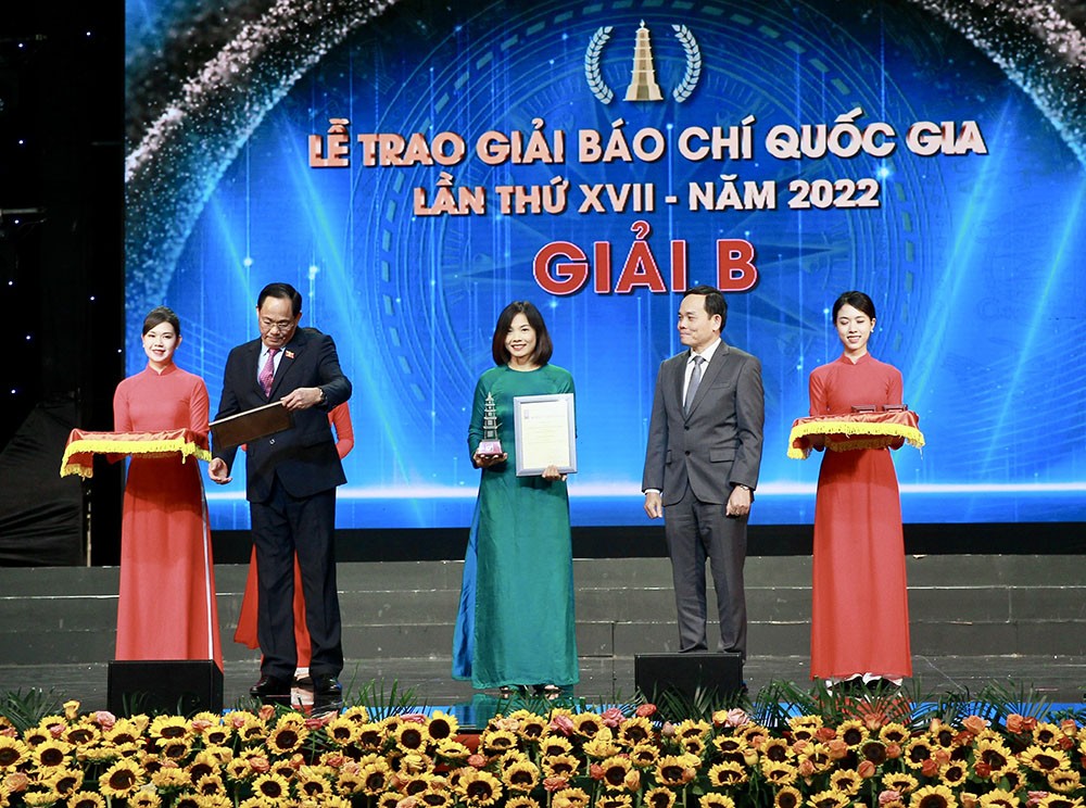 Nhà báo Trịnh Thị Thùy Liên nhận Giải B Giải Báo chí Quốc gia lần thứ XVII - năm 2022. (Ảnh: Chí Cường) Nhà báo Trịnh Thị Thùy Liên nhận Giải B Giải Báo chí Quốc gia lần thứ XVII - năm 2022. (Ảnh: Chí Cường)