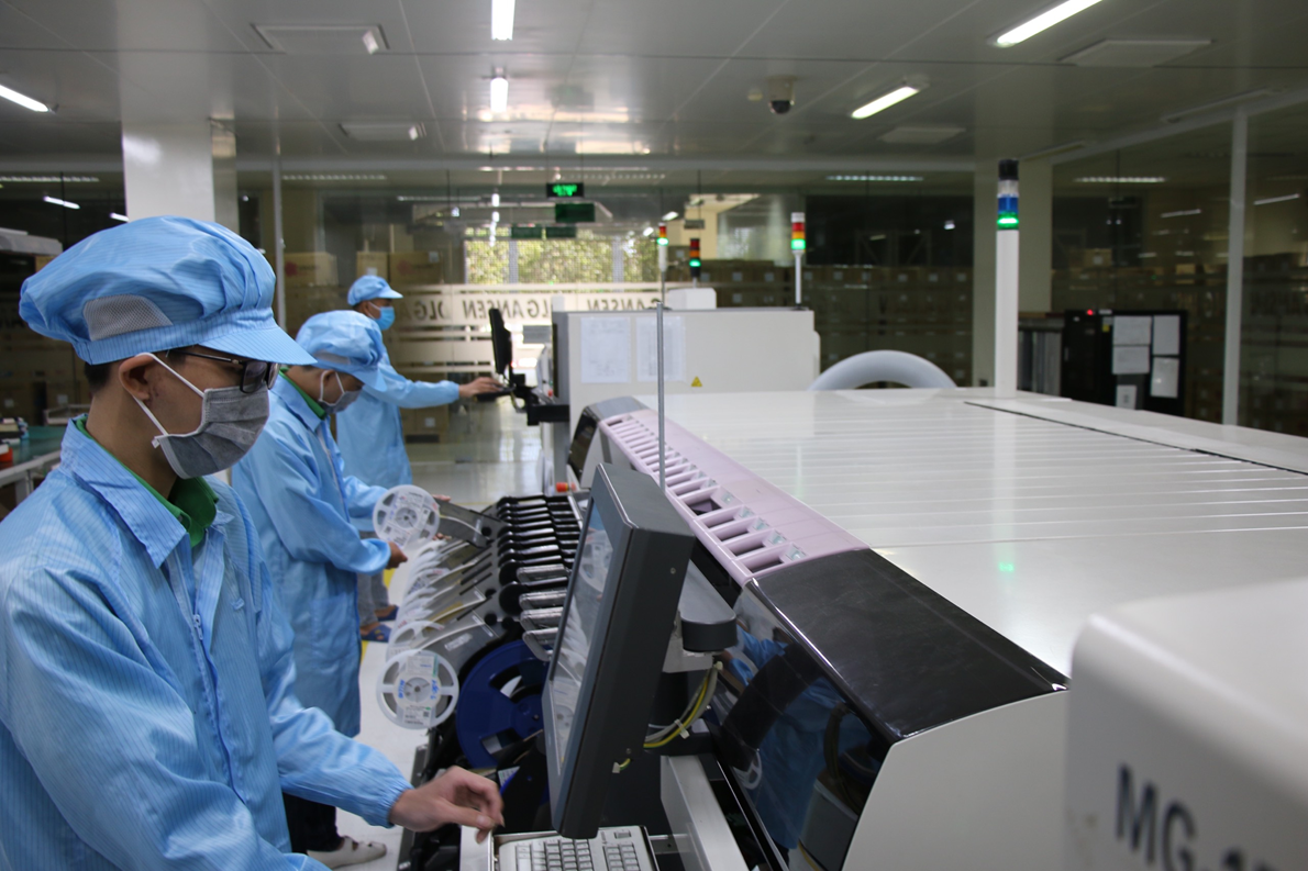 Công nhân sản xuất thiết bị điện tử.
