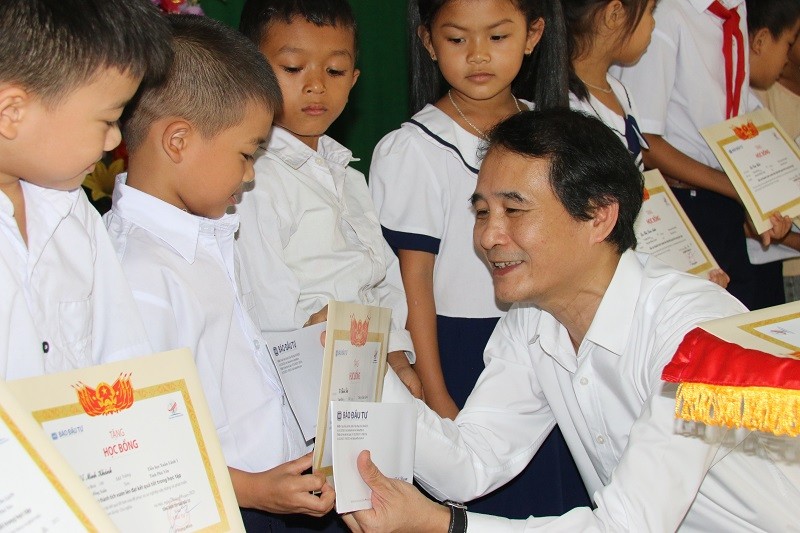 Phó tổng biên tập Thường trực Bùi Đức Hải trao học bổng cho các em học sinh có hoàn cảnh khó khăn, vượt khó vươn lên trong học tập.