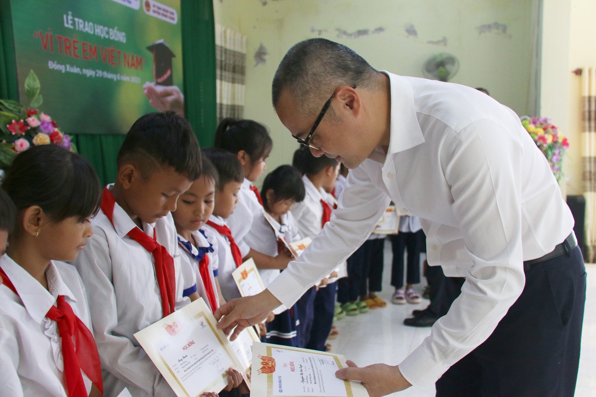 Bí thư Tỉnh ủy Phú Yên Phạm Đại Dương trao học bổng và động viên các em vượt khó vươn lên trong học tập. Bí thư Tỉnh ủy Phú Yên Phạm Đại Dương trao học bổng và động viên các em vượt khó vươn lên trong học tập.