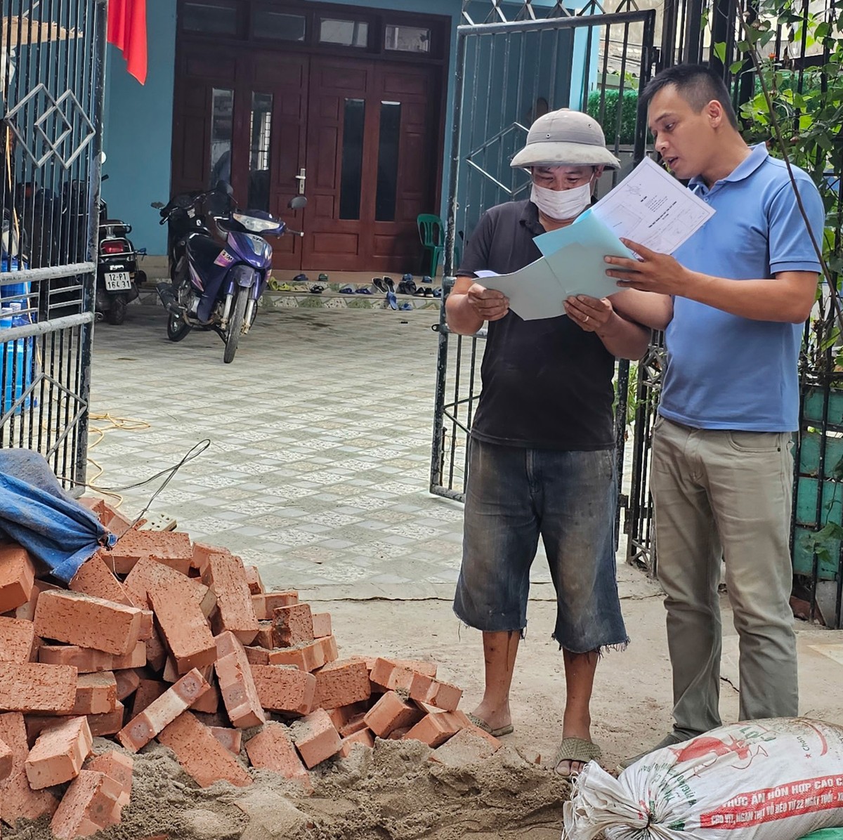 Anh Vũ Đức Tài (Áo xanh bên phải), Nhân viên một công ty kiểm toán tư nhân, trú tại đường Bắc Sơn, Khối 9, phường Hoàng Văn Thụ, TP. Lạng Sơn Anh Vũ Đức Tài (Áo xanh bên phải), Nhân viên một công ty kiểm toán tư nhân, trú tại đường Bắc Sơn, Khối 9, phường Hoàng Văn Thụ, TP. Lạng Sơn