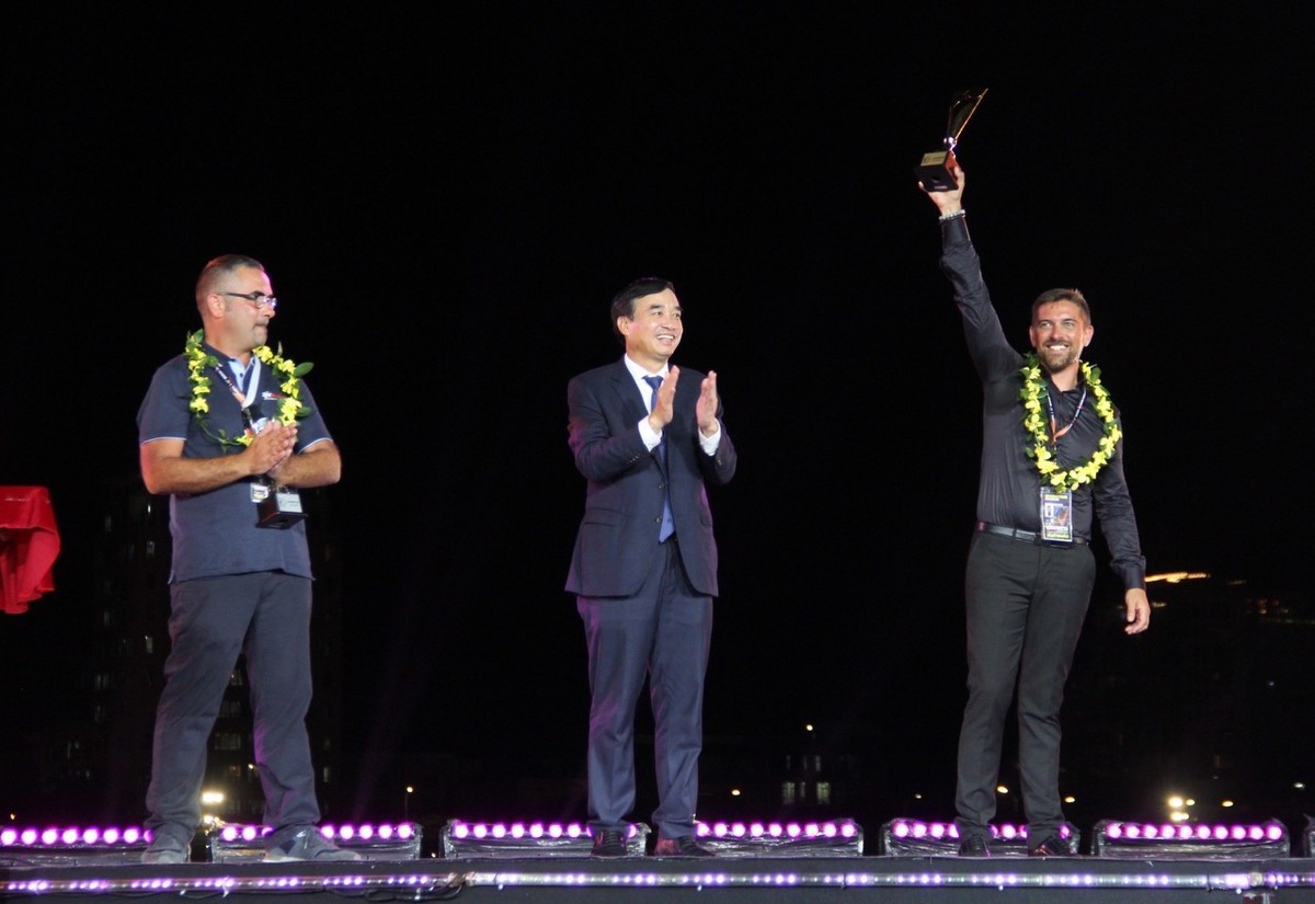 Giây phút hồi hộp công bố kết quả chung cuộc từ Ban tổ chức Giây phút hồi hộp công bố kết quả chung cuộc từ Ban tổ chức