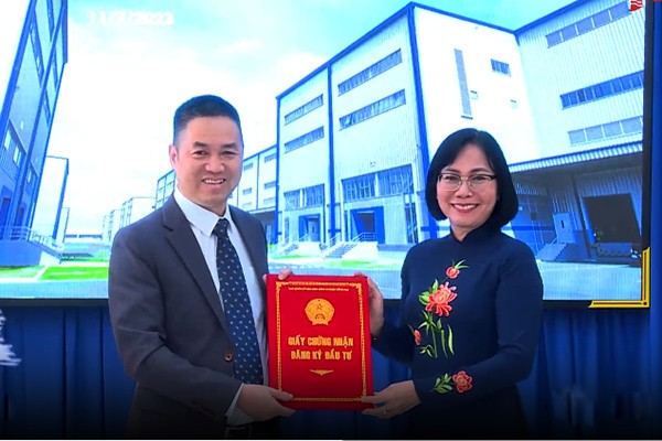 Phó Chủ tịch UBND tỉnh Đồng Nai bà Nguyễn Thị Hoàng (bên phải) trao giấy chứng nhận đầu tư cho Công ty công nghệ HKC (Việt Nam) Phó Chủ tịch UBND tỉnh Đồng Nai bà Nguyễn Thị Hoàng (bên phải) trao giấy chứng nhận đầu tư cho Công ty công nghệ HKC (Việt Nam)