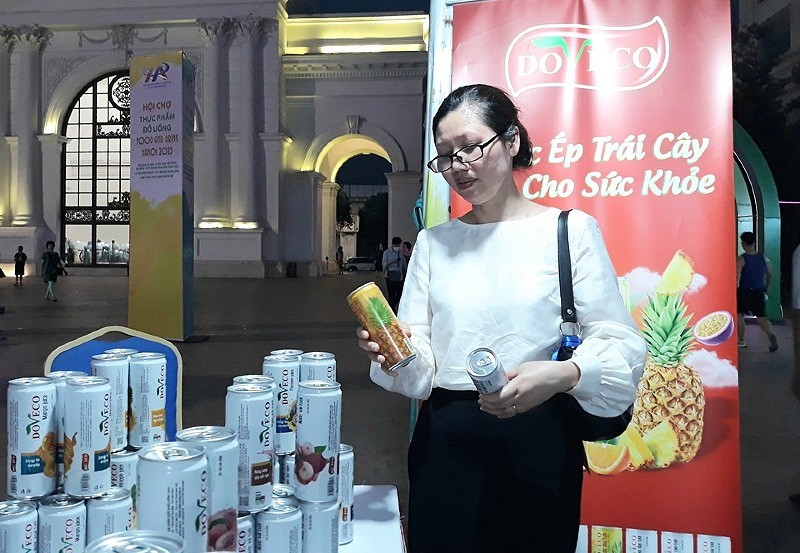 Người tiêu dùng tiếp cận sản phẩm tại hội chợ. Ảnh: Hoài Nam Người tiêu dùng tiếp cận sản phẩm tại hội chợ. Ảnh: Hoài Nam