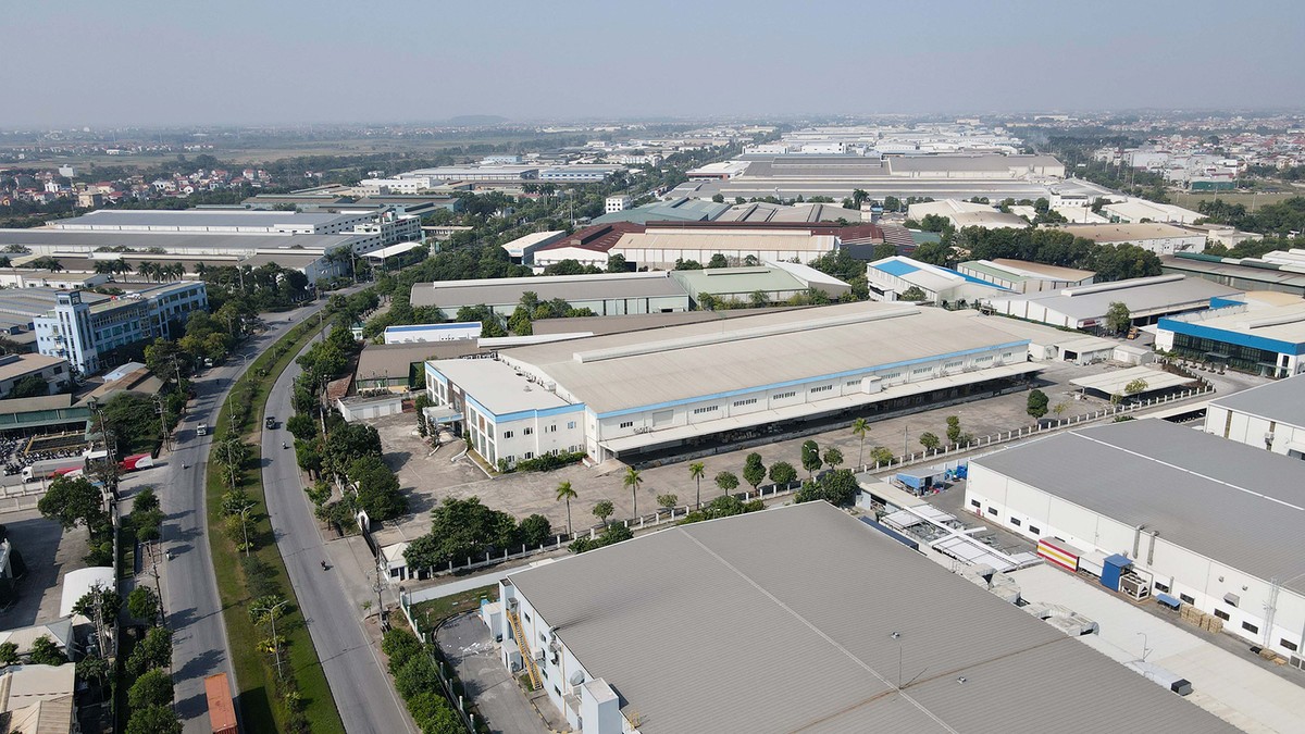 Nhiều chủ đầu tư khu công nghiệp phía Nam dịch chuyển ra thuê đất, kho bãi, nhà xưởng ở phía Bắc để xây dựng nhà máy. Ảnh: Dũng Minh Nhiều chủ đầu tư khu công nghiệp phía Nam dịch chuyển ra thuê đất, kho bãi, nhà xưởng ở phía Bắc để xây dựng nhà máy. Ảnh: Dũng Minh