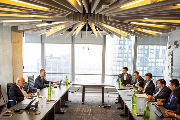 Bộ trưởng làm việc với GS Joseph Stiglitz. Tại cuộc trao đổi, Bộ trưởng đã cập nhập về tình hình kinh tế Việt Nam và mục tiêu mà Việt Nam đang hướng tới, cũng như các thách thức phải vượt qua. Bộ trưởng làm việc với GS Joseph Stiglitz. Tại cuộc trao đổi, Bộ trưởng đã cập nhập về tình hình kinh tế Việt Nam và mục tiêu mà Việt Nam đang hướng tới, cũng như các thách thức phải vượt qua.