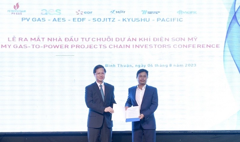 Trao Quyết định chấp thuận chủ trương đầu tư đồng thời chấp thuận nhà đầu tư Dự án Kho cảng LNG Sơn Mỹ cho đại diện chủ đầu tư dự án. Trao Quyết định chấp thuận chủ trương đầu tư đồng thời chấp thuận nhà đầu tư Dự án Kho cảng LNG Sơn Mỹ cho đại diện chủ đầu tư dự án.