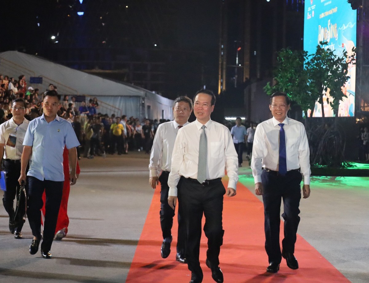 Tham dự chương trình nghệ thuật Dòng sông kể chuyện có sự hiện diện của Chủ tịch nước Võ Văn Thưởng; Nguyên Chủ tịch nước Nguyễn Minh Triết; ông Nguyễn Văn Nên, Bí thư Thành ủy TP.HCM; ông Phan Văn Mãi, Chủ tịch UBND TP.HCM và lãnh đạo Bộ, ngành Trung Ương... cùng với gần 6.000 khán giả. Tham dự chương trình nghệ thuật Dòng sông kể chuyện có sự hiện diện của Chủ tịch nước Võ Văn Thưởng; Nguyên Chủ tịch nước Nguyễn Minh Triết; ông Nguyễn Văn Nên, Bí thư Thành ủy TP.HCM; ông Phan Văn Mãi, Chủ tịch UBND TP.HCM và lãnh đạo Bộ, ngành Trung Ương... cùng với gần 6.000 khán giả.