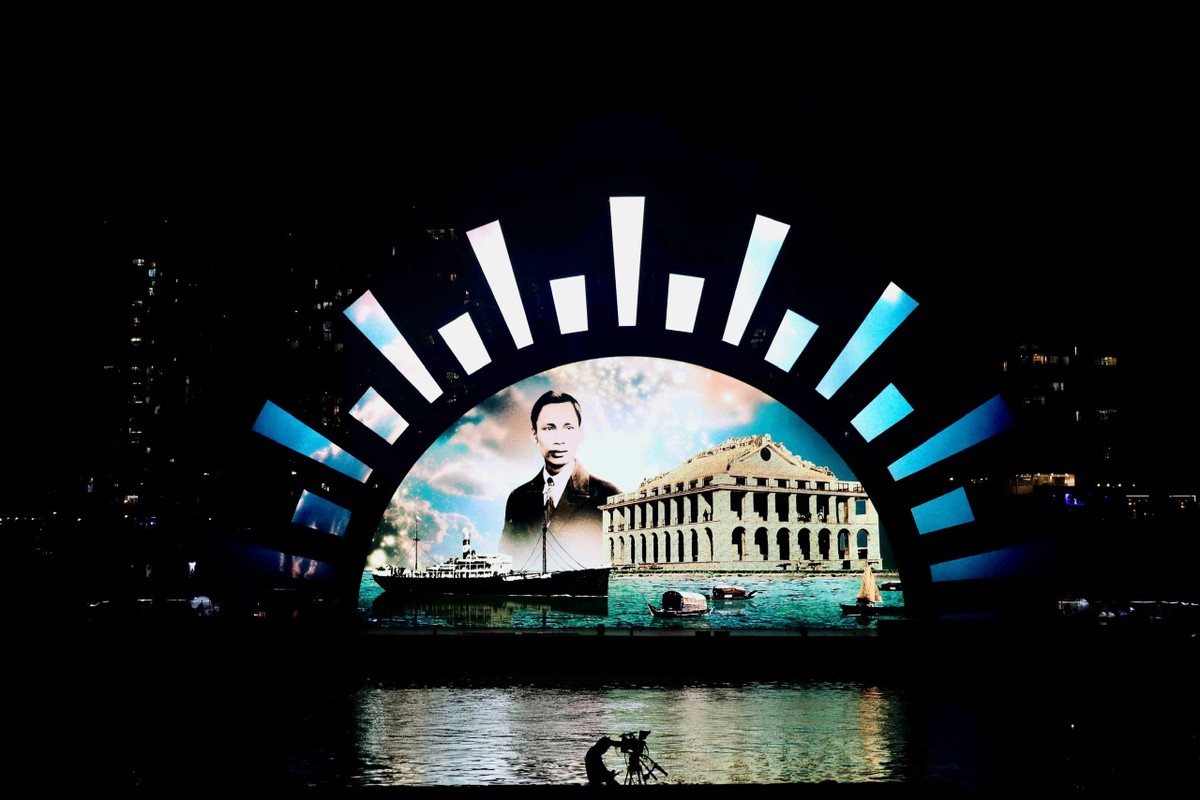 “Theo sông mà đến, nương sông mà ở, nhờ sông mà phát triển. Từ quá khứ đến hiện tại và tương lai, khát vọng về một TP.HCM đậm chất “từ bước chân lưu dân đến đô thị thông minh” vẫn không ngừng lưu chuyển trong huyết quản của người dân vùng đất này”, ông Phan Văn Mãi chia sẻ. “Theo sông mà đến, nương sông mà ở, nhờ sông mà phát triển. Từ quá khứ đến hiện tại và tương lai, khát vọng về một TP.HCM đậm chất “từ bước chân lưu dân đến đô thị thông minh” vẫn không ngừng lưu chuyển trong huyết quản của người dân vùng đất này”, ông Phan Văn Mãi chia sẻ.