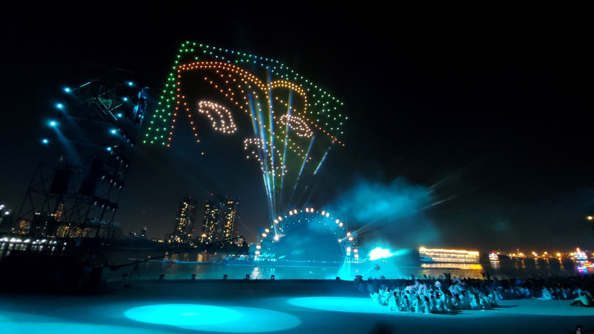 Từ những cơ hội mới, dòng chảy lịch sử sẽ tiếp tục ghi dấu bước chuyển mình trong chiến lược phát triển thành phố bên sông. Với ý nghĩa đó, chương trình nghệ thuật “Dòng sông kể chuyện” ngay tại cảng Sài Gòn như một bản tổng phổ về thiên nhiên, con người; như một lời tri ân các bậc tiền hiền đã khai hoang mở cõi, lớp lớp cư dân đã đến ngụ cư, lao động, đấu tranh để kiến tạo, trao truyền những di sản của dòng sông cho các thế hệ mai sau. Từ những cơ hội mới, dòng chảy lịch sử sẽ tiếp tục ghi dấu bước chuyển mình trong chiến lược phát triển thành phố bên sông. Với ý nghĩa đó, chương trình nghệ thuật “Dòng sông kể chuyện” ngay tại cảng Sài Gòn như một bản tổng phổ về thiên nhiên, con người; như một lời tri ân các bậc tiền hiền đã khai hoang mở cõi, lớp lớp cư dân đã đến ngụ cư, lao động, đấu tranh để kiến tạo, trao truyền những di sản của dòng sông cho các thế hệ mai sau.