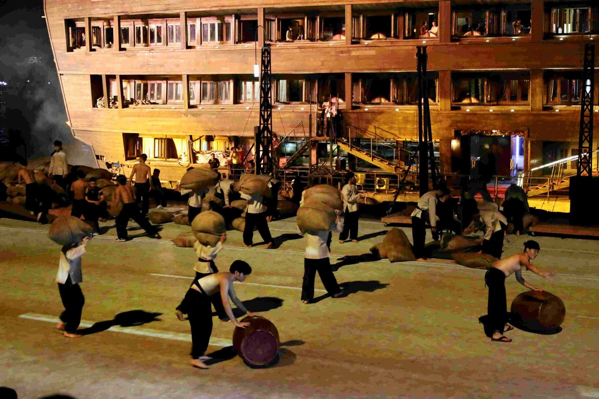 Cụ thể, chương trình nghệ thuật có sự tham gia biểu diễn của hơn 700 diễn viên chuyên nghiệp, bán chuyên nghiệp và diễn viên quần chúng là cư dân đang sinh sống, làm việc và học tập tại TP.HCM và bà con các làng nghề tại ĐBSCL. Ngoài ra, sự kiện còn có sự tham gia biểu diễn của 30 tàu nhà hàng, du thuyền, thuyền buồm, cano, thuyền gỗ, bus sông, tàu cao tốc… đây là các phương tiện đang kinh doanh dịch vụ du lịch trên địa bàn TP.HCM. Cụ thể, chương trình nghệ thuật có sự tham gia biểu diễn của hơn 700 diễn viên chuyên nghiệp, bán chuyên nghiệp và diễn viên quần chúng là cư dân đang sinh sống, làm việc và học tập tại TP.HCM và bà con các làng nghề tại ĐBSCL. Ngoài ra, sự kiện còn có sự tham gia biểu diễn của 30 tàu nhà hàng, du thuyền, thuyền buồm, cano, thuyền gỗ, bus sông, tàu cao tốc… đây là các phương tiện đang kinh doanh dịch vụ du lịch trên địa bàn TP.HCM.