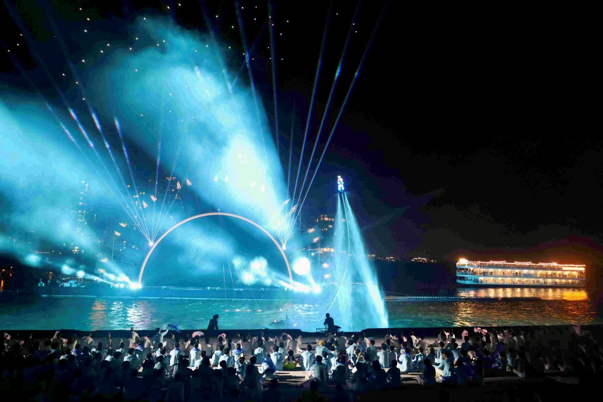 “Dòng sông kể chuyện” được sử dụng những công nghệ biểu diễn và tương tác hiện đại như: Nghệ thuật chiếu sáng 3D trên toàn bộ phần sàn của bối cảnh trên bờ; hệ thống nhạc nước trên mặt sông; hệ thống ánh sáng được tính toán công phu và sử dụng hệ thống đèn lazer công suất lớn, chi tiết theo từng tiết mục; trình diễn flyboard kết hợp trình diễn drone show và pháo hoa. “Dòng sông kể chuyện” được sử dụng những công nghệ biểu diễn và tương tác hiện đại như: Nghệ thuật chiếu sáng 3D trên toàn bộ phần sàn của bối cảnh trên bờ; hệ thống nhạc nước trên mặt sông; hệ thống ánh sáng được tính toán công phu và sử dụng hệ thống đèn lazer công suất lớn, chi tiết theo từng tiết mục; trình diễn flyboard kết hợp trình diễn drone show và pháo hoa.