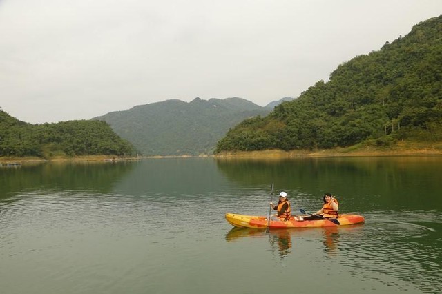 Du khách trải nghiệm chèo thuyền Kayak tại xóm Ké, xã Hiền Lương, huyện Đà Bắc.