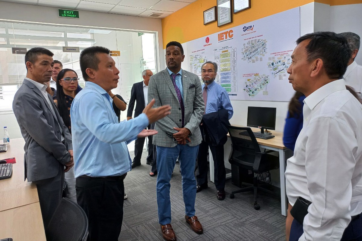 Nhà đầu tư Hoa Kỳ thăm Trung tâm Đào tạo điện tử quốc tế (IETC) thuộc Khu Công nghệ cao TP.HCM ngày 7/8. Nhà đầu tư Hoa Kỳ thăm Trung tâm Đào tạo điện tử quốc tế (IETC) thuộc Khu Công nghệ cao TP.HCM ngày 7/8.
