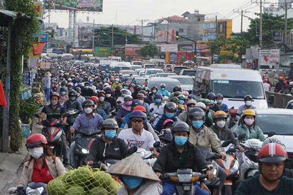 Quốc lộ 13 thường xuyên xảy ra kẹt xe do đường chưa được mở rộng. Dự án này được đề xuất mở rộng theo cơ chế đặc thù của Nghị quyết 98 - Ảnh: Lê Quân Quốc lộ 13 thường xuyên xảy ra kẹt xe do đường chưa được mở rộng. Dự án này được đề xuất mở rộng theo cơ chế đặc thù của Nghị quyết 98 - Ảnh: Lê Quân