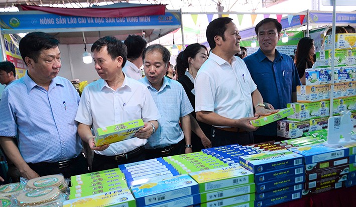 Từ đầu tháng 8/2023 đến nay, Sở NNPTNT Hà Nội đã tổ chức 2 sự kiện Tuần hàng tư vấn, giới thiệu và xúc tiến tiêu thụ sản phẩm OCOP, làng nghề, nông sản thực phẩm an toàn TP. Hà Nội năm 2023. (Ảnh: Dương Đình Tường) Từ đầu tháng 8/2023 đến nay, Sở NNPTNT Hà Nội đã tổ chức 2 sự kiện Tuần hàng tư vấn, giới thiệu và xúc tiến tiêu thụ sản phẩm OCOP, làng nghề, nông sản thực phẩm an toàn TP. Hà Nội năm 2023. (Ảnh: Dương Đình Tường)