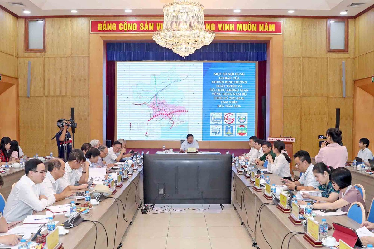 Phiên họp báo cáo Khung định hướng phát triển và tổ chức không gian vùng Đông Nam Bộ thời kỳ 2021 - 2030, tầm nhìn đến năm 2050 (Ảnh: Đức Trung)