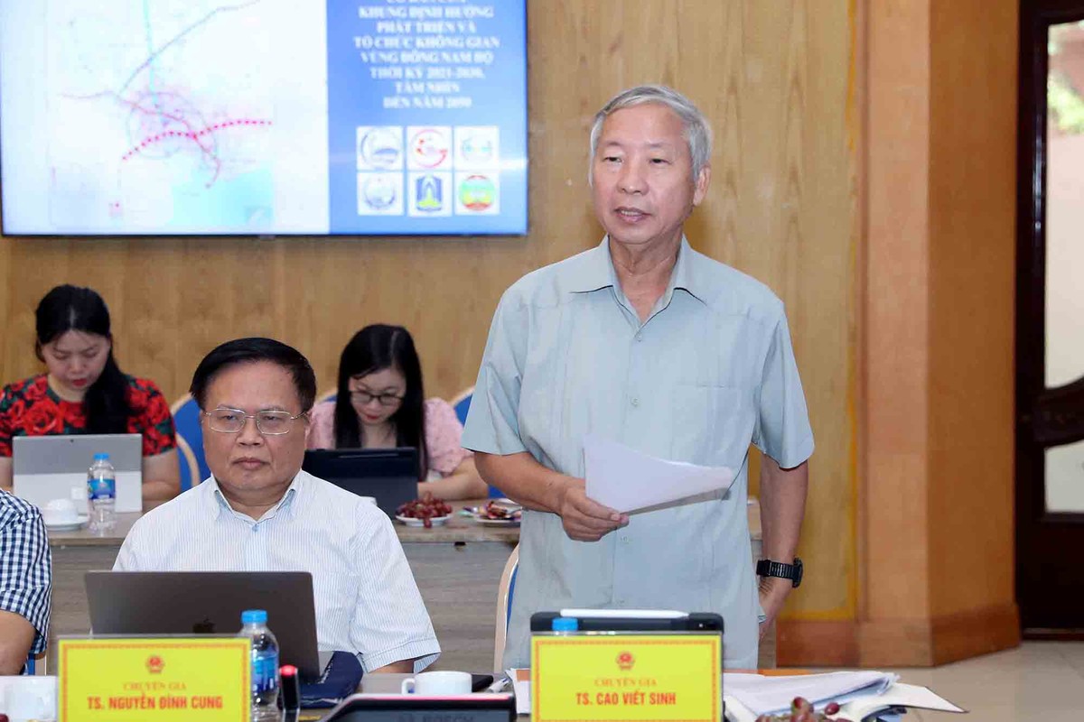 TS. Cao Viết Sinh góp ý cho khung định hướng (Ảnh: Đức Trung)