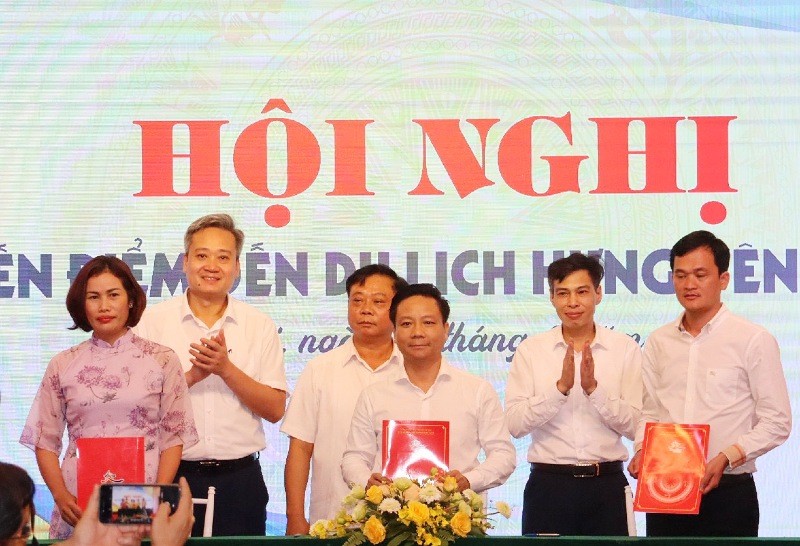 Lễ ký kết hợp tác về phát triển sản phẩm du lịch của Câu lạc bộ Lữ hành Unesco Hà Nội. Lễ ký kết hợp tác về phát triển sản phẩm du lịch của Câu lạc bộ Lữ hành Unesco Hà Nội.