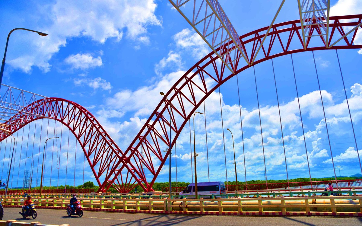 Những khối giàn thép nặng từ 10 - 25 tấn đều được vận chuyển tới công trường bằng sà lan, sau đó cẩu từ sà lan lên để lắp ghép.