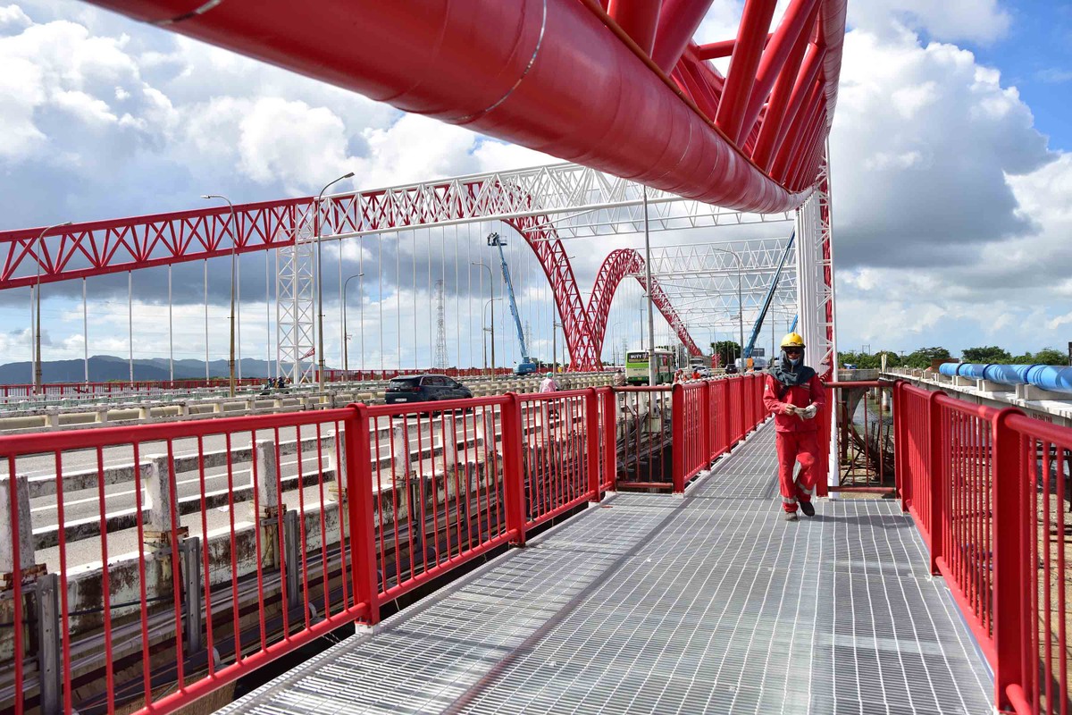 Công trình chỉnh trang cầu còn thiết kế hai lối đi bộ hai bên rộng, lan can cao hơn 1m.