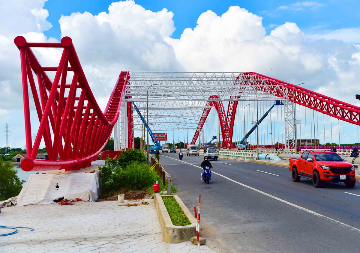 Đầu cầu phía TP Bà Rịa bố trí hoa viên hai bên đường. Đây cũng là không gian, điểm dừng đỗ xe, là nơi để người dân và khách du lịch ngắm cảnh.