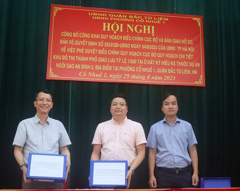 Đại diện các đơn vị liên quan bàn giao, tiếp nhận hồ sơ, bản vẽ. Đại diện các đơn vị liên quan bàn giao, tiếp nhận hồ sơ, bản vẽ.