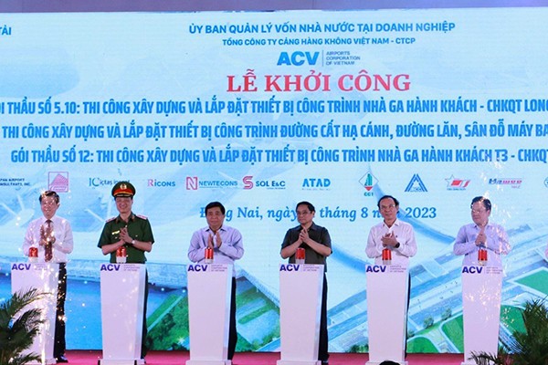 Thủ tướng Phạm Minh Chính cùng lãnh đạo các bộ, ngành và lãnh đạo TP.HCM và tỉnh Đồng Nai phát lệnh khởi công 3 gói thầu hạ tầng hàng không - Ảnh: Lê Toàn Thủ tướng Phạm Minh Chính cùng lãnh đạo các bộ, ngành và lãnh đạo TP.HCM và tỉnh Đồng Nai phát lệnh khởi công 3 gói thầu hạ tầng hàng không - Ảnh: Lê Toàn