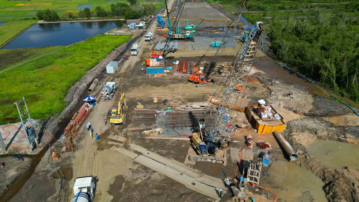 Công trình đã huy động nhiều máy móc thi công rầm rộ thuộc tuyến phía Đông đoạn huyện Nhơn Trạch, tỉnh Đồng Nai. Công trình đã huy động nhiều máy móc thi công rầm rộ thuộc tuyến phía Đông đoạn huyện Nhơn Trạch, tỉnh Đồng Nai.