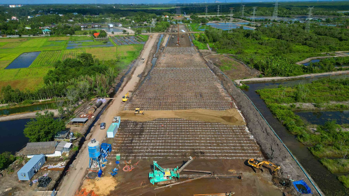 Hướng ngược lại kết nối vào các cao tốc hiện hữu ở khu vực phía Đông. Hướng ngược lại kết nối vào các cao tốc hiện hữu ở khu vực phía Đông.