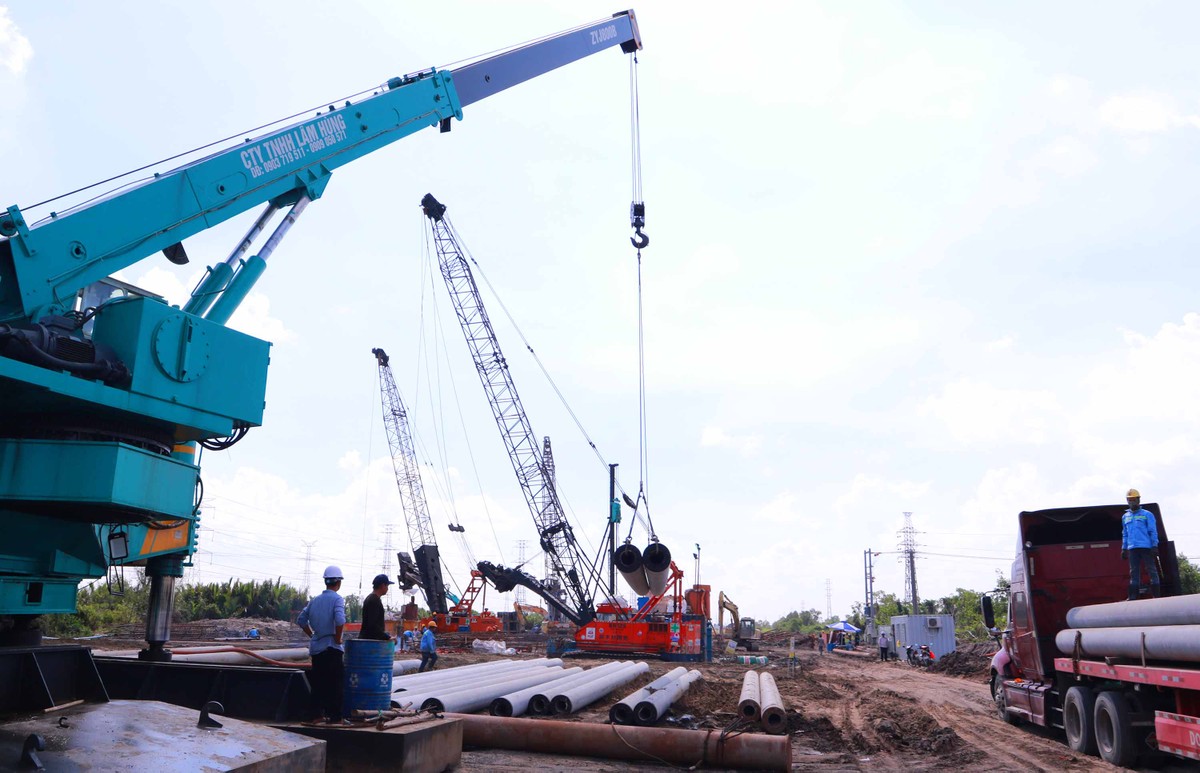 Sau gần 3 năm “ngủ đông” do lâm vào cảnh “giáp hạn vốn”, đến thời điểm này, không khí thi công sôi động đã trở lại tại Dự án xây dựng đường cao tốc Bến Lức – Long Thành. Sau gần 3 năm “ngủ đông” do lâm vào cảnh “giáp hạn vốn”, đến thời điểm này, không khí thi công sôi động đã trở lại tại Dự án xây dựng đường cao tốc Bến Lức – Long Thành.