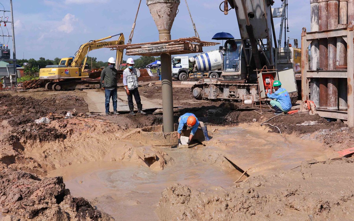 Công nhân các nhà thầu vét bùn làm sạch các hố đổ bê tông. Công nhân các nhà thầu vét bùn làm sạch các hố đổ bê tông.