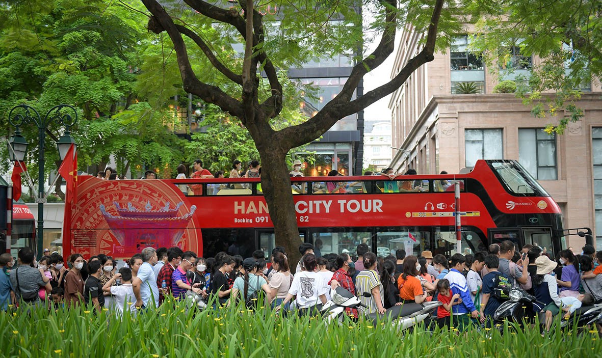 Người dân và du khách trải nghiệm xe buýt hai tầng miễn phí. Người dân và du khách trải nghiệm xe buýt hai tầng miễn phí.