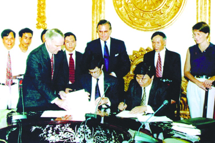 Hai Trưởng đoàn đàm phán Hiệp định BTA phía Việt Nam và Hoa Kỳ là ông Nguyễn Đình Lương và ông Joe Damond ký thỏa thuận về nguyên tắc các điều khoản BTA ngày 25/7/1999. (Ảnh: NVCC)