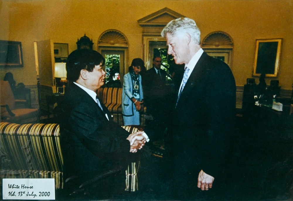 Ông Nguyễn Đình Lương diện kiến Tổng thống Hoa Kỳ Bill Clinton, trong chuyến thăm Nhà Trắng ngay khi Hiệp định BTA được ký kết, ngày 13/7/2000. (Ảnh: NVCC) Ông Nguyễn Đình Lương diện kiến Tổng thống Hoa Kỳ Bill Clinton, trong chuyến thăm Nhà Trắng ngay khi Hiệp định BTA được ký kết, ngày 13/7/2000. (Ảnh: NVCC)