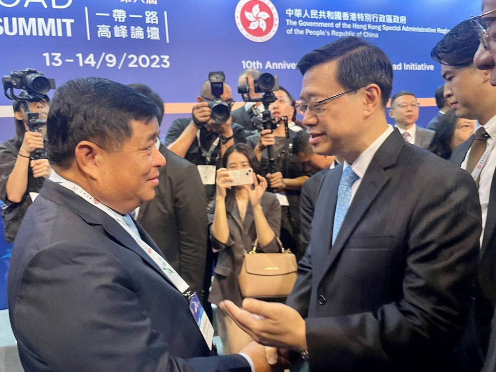 Bộ trưởng Nguyễn Chí Dũng và Trưởng Đặc khu hành chính Hồng Kông Lý Gia Siêu. Bộ trưởng Nguyễn Chí Dũng và Trưởng Đặc khu hành chính Hồng Kông Lý Gia Siêu.