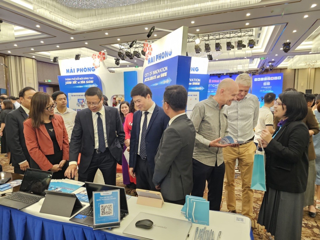 Các đại biểu Bộ Khoa học và Công nghệ và UBND Thành phố Hải Phòng tham quan, nghe giới thiệu các sản phẩm công nghệ, chuyển đổi số Các đại biểu Bộ Khoa học và Công nghệ và UBND Thành phố Hải Phòng tham quan, nghe giới thiệu các sản phẩm công nghệ, chuyển đổi số