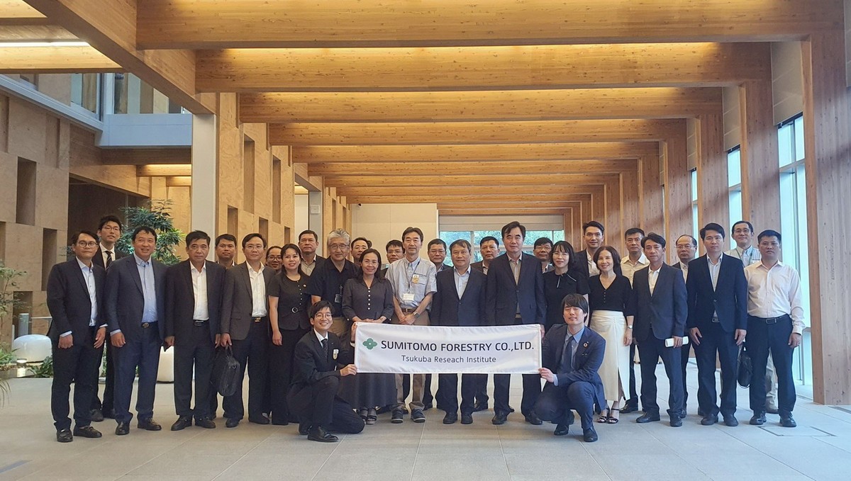 Đoàn công tác tỉnh Quảng Bình chụp ảnh lưu niệm cùng cán bộ Viện nghiên cứu Tsukuba, Tập đoàn Lâm nghiệp Sumitomo. Ảnh: Ngọc Mai Đoàn công tác tỉnh Quảng Bình chụp ảnh lưu niệm cùng cán bộ Viện nghiên cứu Tsukuba, Tập đoàn Lâm nghiệp Sumitomo. Ảnh: Ngọc Mai
