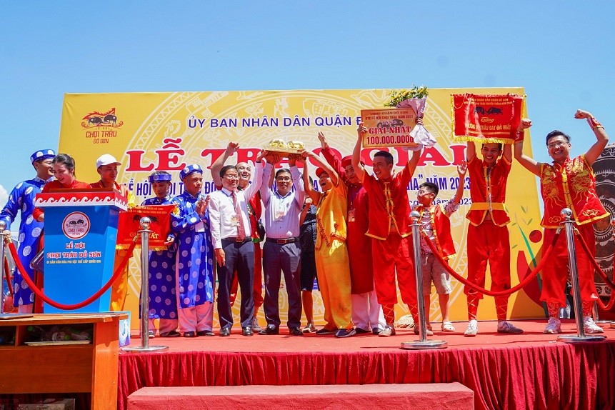 Niềm phấn khởi của chủ trâu khi các "ông trâu" của mình đạt giải cao trong lễ hội. Niềm phấn khởi của chủ trâu khi các "ông trâu" của mình đạt giải cao trong lễ hội.