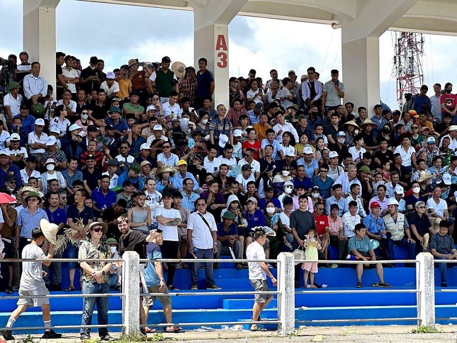 Rất nhiều du khách nước ngoài háo hức khi đến với lễ hội. Rất nhiều du khách nước ngoài háo hức khi đến với lễ hội.